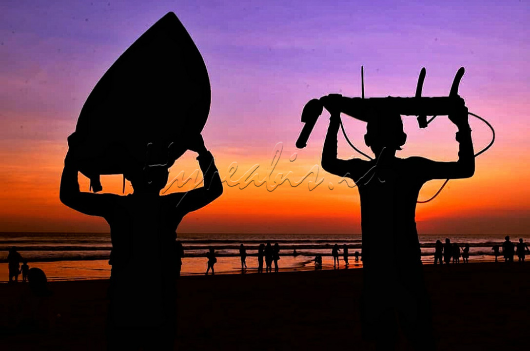 Pantai-pantai di Indonesia yang memiliki ombak menantang, antara lain Mentawai, Sorake Nias, Krui Lampung, Simelue Aceh, Sengkokang Sumbawa Barat, dan Pantai Keramas Bali yang sudah masuk dalam seri kejuaraan dunia&nbsp;surfing