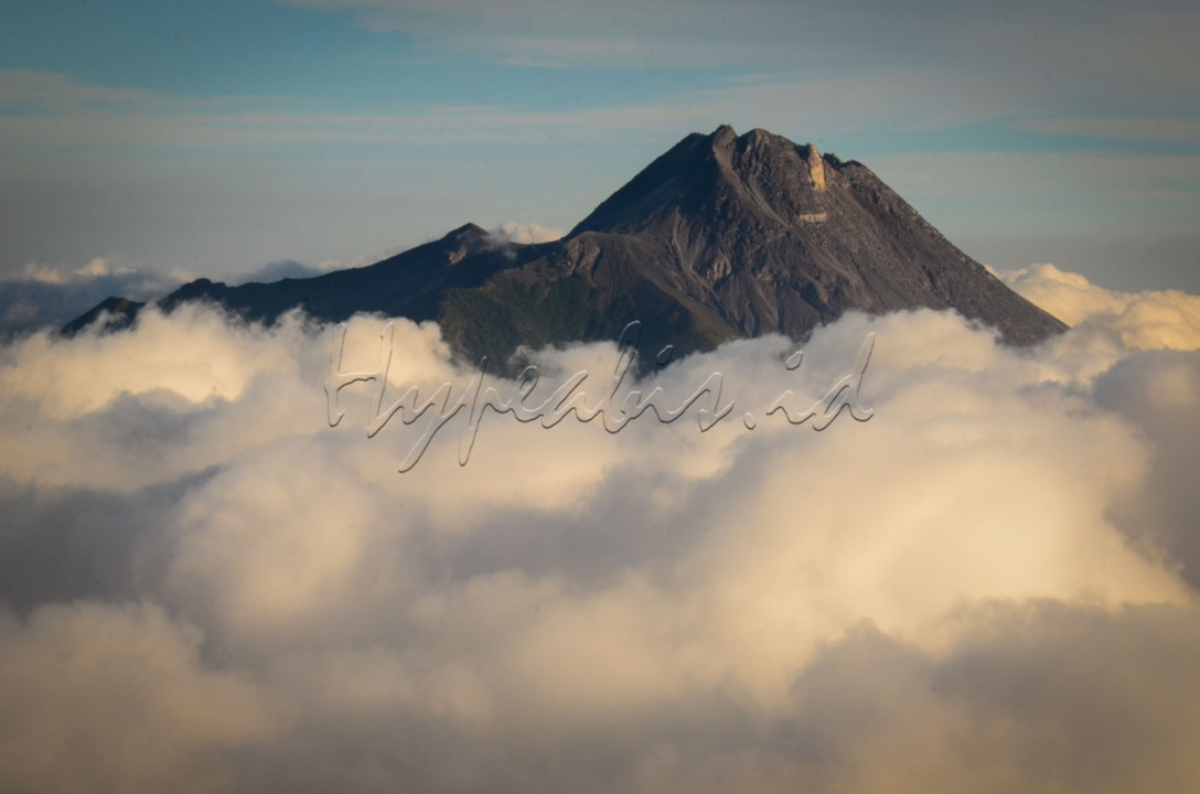 Foto ini diambil dari Gunung Merbabu yang terletak di 3 Kabupaten yaitu Semarang, Boyolali dan Magelang. Gunung Merbabu merupakan gunung api tua yang bersebelahan dengan Gunung Merapi yang merupakan salah satu gunung api aktif.