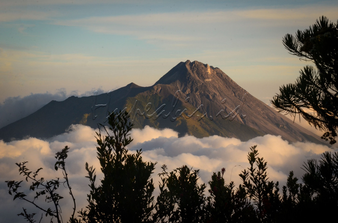 Untuk mendaki Gunung Merbabu ada 4 jalur alternatif yang sering digunakan pendaki di antaranya jalur Thekelan, Selo, Cunthel dan Wekas dengan jarak dan tingkat kesulitan berbeda-beda namun akan tetap mencapai satu puncak utama yang sama.