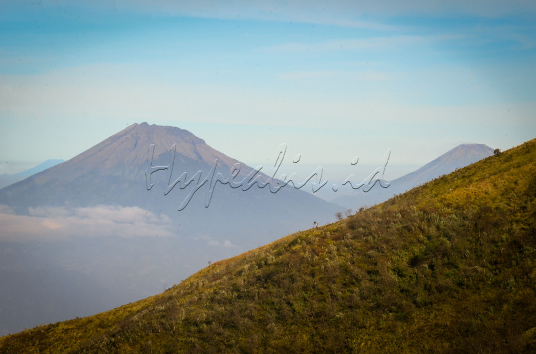 Dalam perjalanan mendaki saya dapat menyaksikan keindahan lautan awan serta jajaran puncak gunung lainnya seperti Gunung Merapi, Sindoro, dan Sumbing.