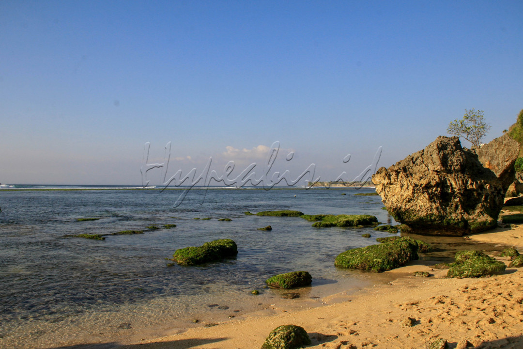 Suasana&nbsp; Pantai&nbsp;Padang&nbsp;Padang, Bali. Pantai&nbsp;padang&nbsp;padang&nbsp;Bali yang masih alami ini beralamat di Desa Pecatu, Kecamatan Kuta Selatan, Kabupaten Badung. Banyak aktivitas yang bisa dilakukan pengunjung di pantai ini, apalagi banyak spot wisata paling menarik yang instagramable dan bila menjelang sore suasana romantisme akan begitu terasa di pantai ini karena wisatan dapat menikmati sunset yang indah.