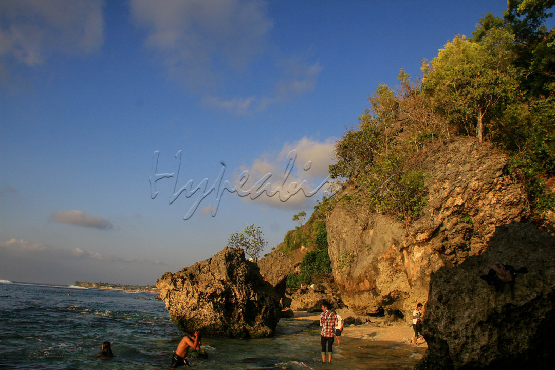 &nbsp;<br />
Suasana&nbsp; Pantai&nbsp;Padang&nbsp;Padang, Bali. Pantai&nbsp;padang&nbsp;padang&nbsp;Bali yang masih alami ini beralamat di Desa Pecatu, Kecamatan Kuta Selatan, Kabupaten Badung. Banyak aktivitas yang bisa dilakukan pengunjung di pantai ini, apalagi banyak spot wisata paling menarik yang instagramable dan bila menjelang sore suasana romantisme akan begitu terasa di pantai ini karena wisatan dapat menikmati sunset yang indah.<br />
&nbsp;