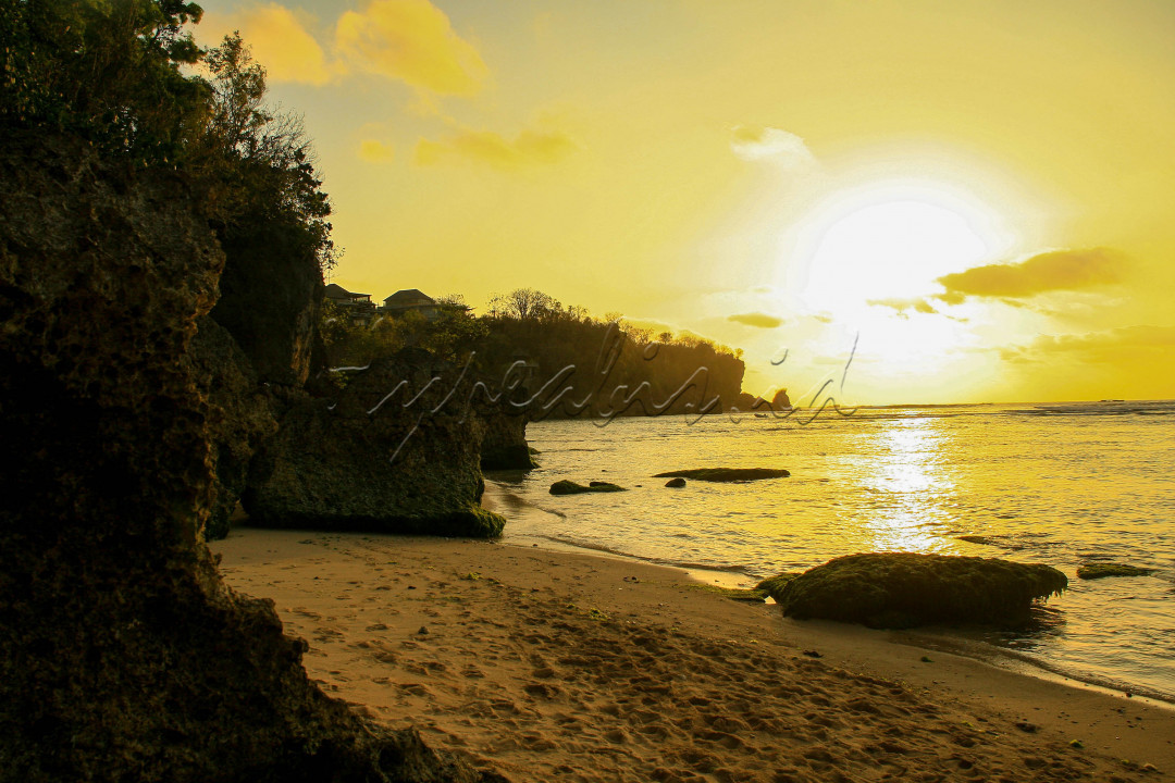 Suasana matahari tenggelam di Pantai&nbsp;Padang&nbsp;Padang, Bali. Pantai&nbsp;padang&nbsp;padang&nbsp;Bali yang masih alami ini beralamat di Desa Pecatu, Kecamatan Kuta Selatan, Kabupaten Badung. Banyak aktivitas yang bisa dilakukan pengunjung di pantai ini, apalagi banyak spot wisata paling menarik yang instagramable dan bila menjelang sore suasana romantisme akan begitu terasa di pantai ini karena wisatan dapat menikmati sunset yang indah.