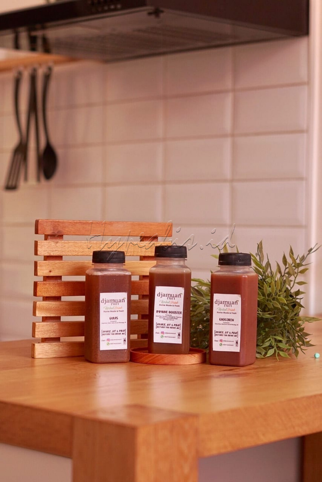 Djamuanruri merupakan minuman herbal tradisional yang dibuat anak negeri dengan aneka rempah dari bumi Indonesia yang Allah ciptakan dari semesta untuk kita semua.<br />
<br />
Jamuan yang bertujuan untuk menyehatkan badan dengan berbagai manfaat dan mengubah stigma "jamu itu pahit dan hanya untuk orang tua", kini dapat dinikmati segala usia.<br />
<br />
Mari merdekakan diri kita dari Covid-19 dengan menguatkan imunitas diri..!!! Minum minuman herbal penguat imunitas..!! Merdeka.. Merdeka.. Merdeka..!!!<br />
&nbsp;