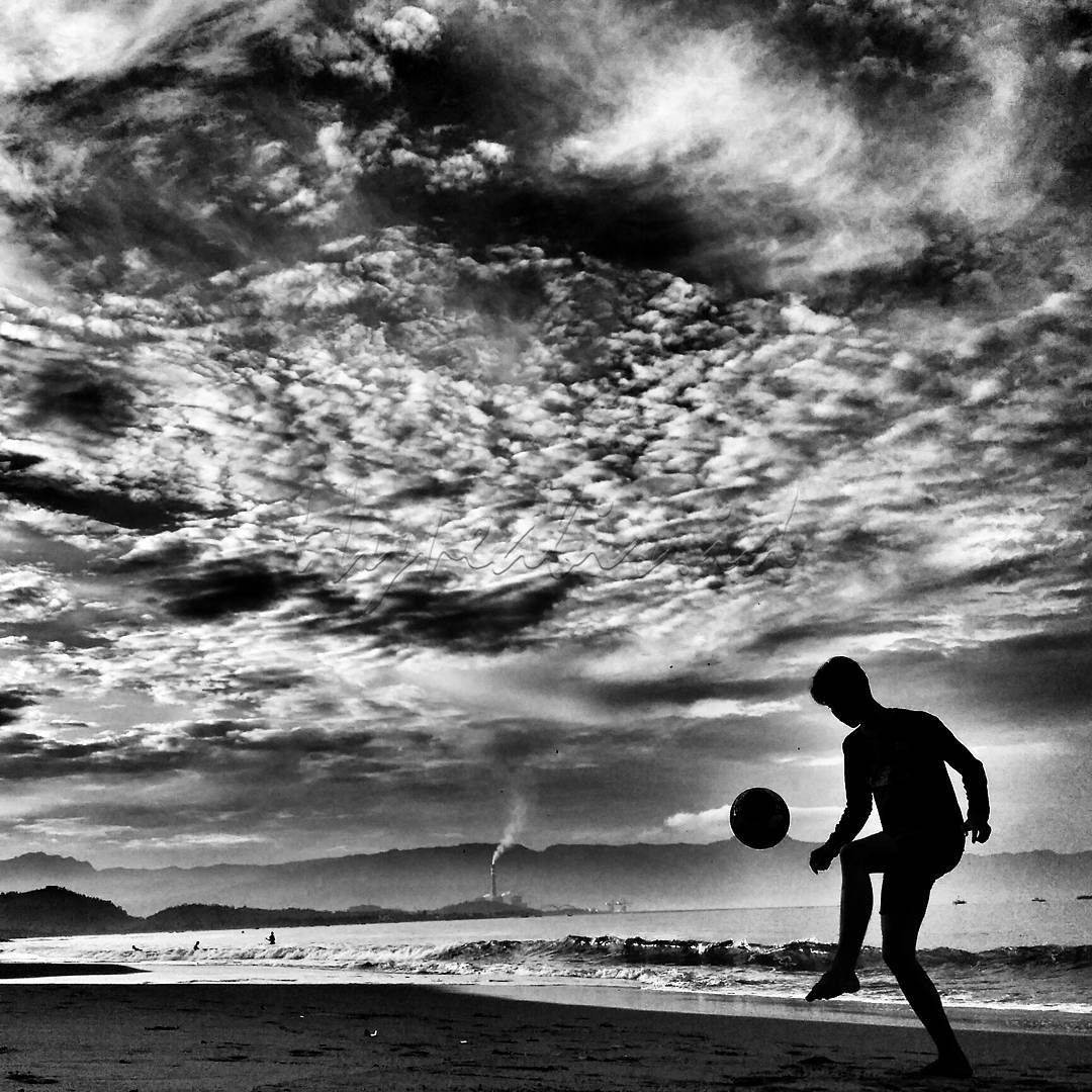Warga bermain sepak bola di Pantai Pelabuhan Ratu, Sukabumi, Jawa Barat. Sepak bola dapat dinikmati dan dimainkan oleh semua kalangan masyarakat dari usia muda sampai dewasa.&nbsp;Tidak heran, jika dengan mudah kita bisa menjumpai anak-anak atau orang dewasa sedang bermain sepak bola disetiap daerah. Sepak bola merupakan olahraga sederhana dalam aturan dan perlengkapannya. Sepak bola dapat dimainkan hampir di mana saja.&nbsp;<!--/data/user/0/com.samsung.android.app.notes/files/clipdata/clipdata_bodytext_210729_222217_452.sdocx-->