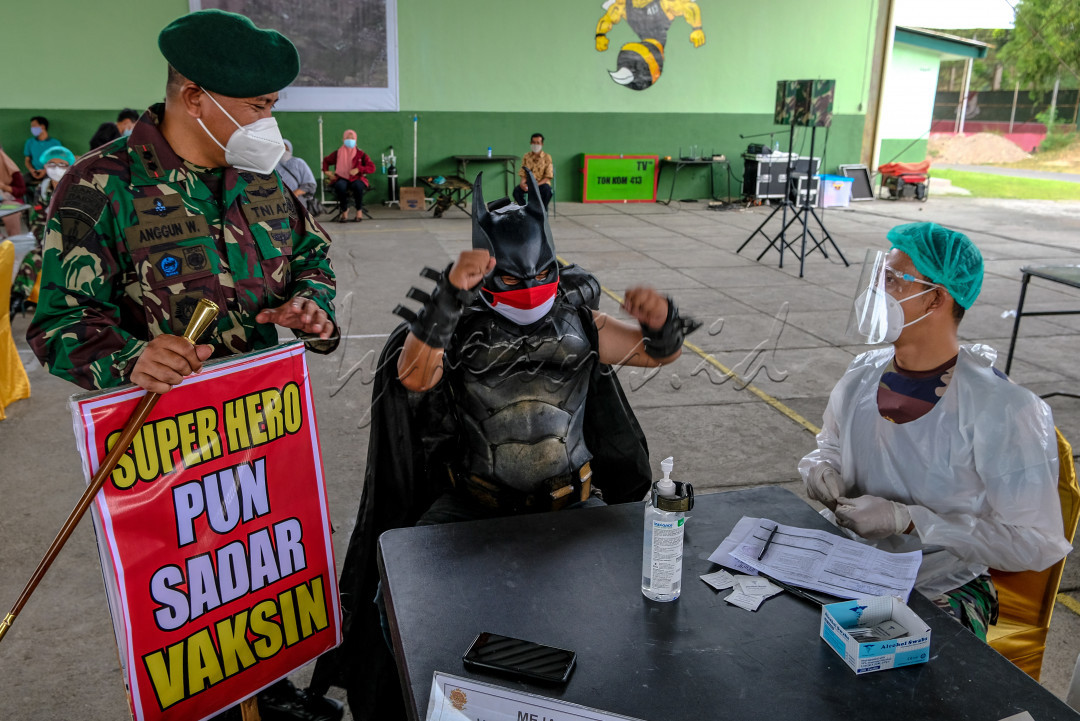 Adalah @danarbnk sosok di balik aktion figure yang tergerak dengan inisiatif nya sendiri berkampanye mendukung anjuran pemerintah dalam menghadapi masa pandemi sekarang ini.&nbsp;<br />
<br />
Hal apa saja masih bebas kita lakukan selama itu baik dan bisa &nbsp;memberi contoh teladan kepada masyarakat.&nbsp;<br />
<br />
Dengan memakai kostum action figure beliau gambarkan bahwa seorang Super Hero pun yang kebal, dan gagah, selalu menang melawan penjahat juga di vaksin.&nbsp;