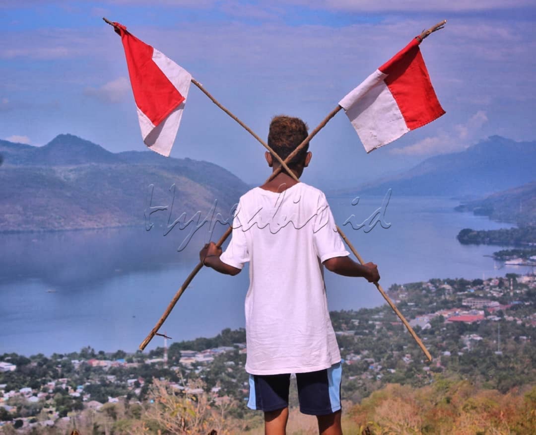 Untuk satu kata dengan seribu makna. Entah dengan cara apa kita mengekspresikannya. Ketika hati dan jiwa ini, merasa tak terikat oleh hal-hal yang tak seharusnya mengikat. Membiarkanmu bebas dan terlepas, bernafas dan menghembuskan nafas untuk hal-hal yang membuatmu beruntung memilikinya dan merasakannya. Semuanya itu adalah definisi sederhana dari kata <em>MERDEKA</em>.<br />
<strong><em>Salam Indonesiaku</em></strong>