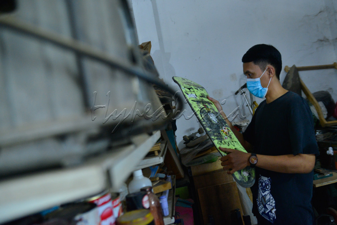 Perajin memanfaatkan limbah papan bekas skateboard untuk material dasar kacamata. Kacamata unik ini merupakan produk brand Kabau.