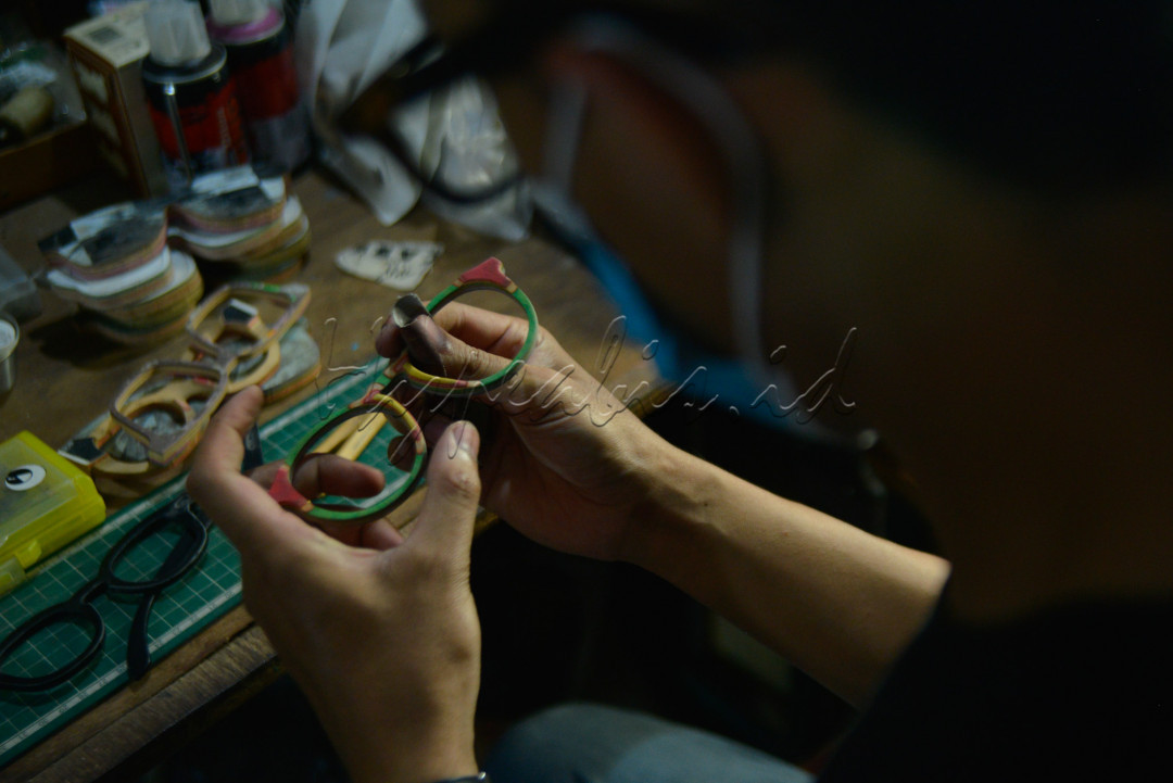 Kacamata handmade Kabau dibandrol dengan harga mulai dari Rp. 1.200.000 untuk produk ready stock hingga Rp. 1.500.000 untuk produk custom.&nbsp;<br />
&nbsp;