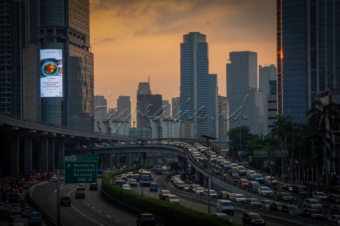 Pemandangan jalan sesak penuh hiruk pikuk di jalan Kota Jakarta, bukan menjadi sebuah pemandangan asing. Bahkan bagi kita yang berlibur di Kota Jakarta hal seperti ini sudah menjadi menu wajib yang harus di alami di jalan pada saat liburan di Kota Jakarta.