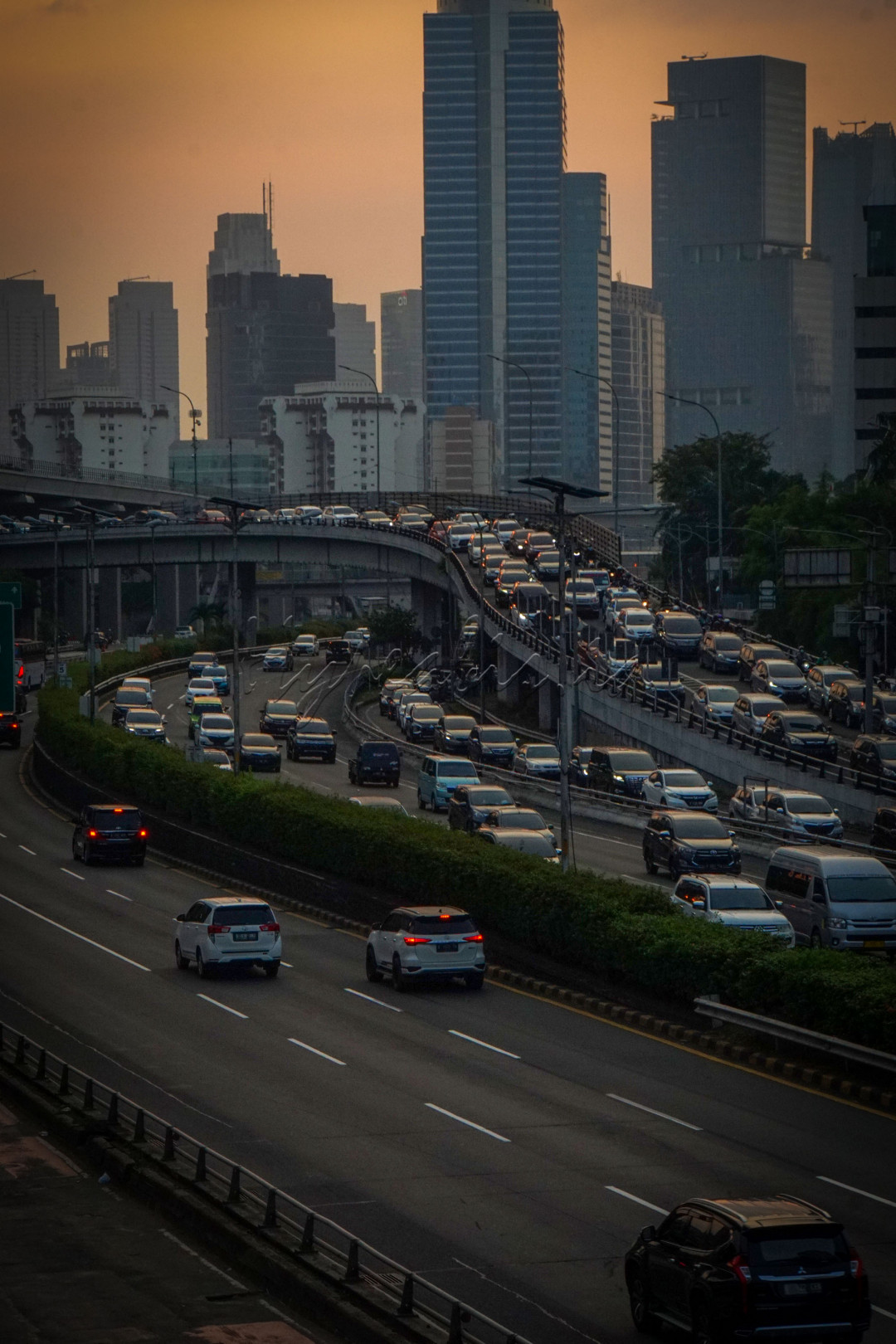 Dibalik keindahan kota Jakarta dengan beragam hiruk pikuk kemacatean jalan kita dituntut untuk bisa tetap tertib berlalu lintas di jalan raya.