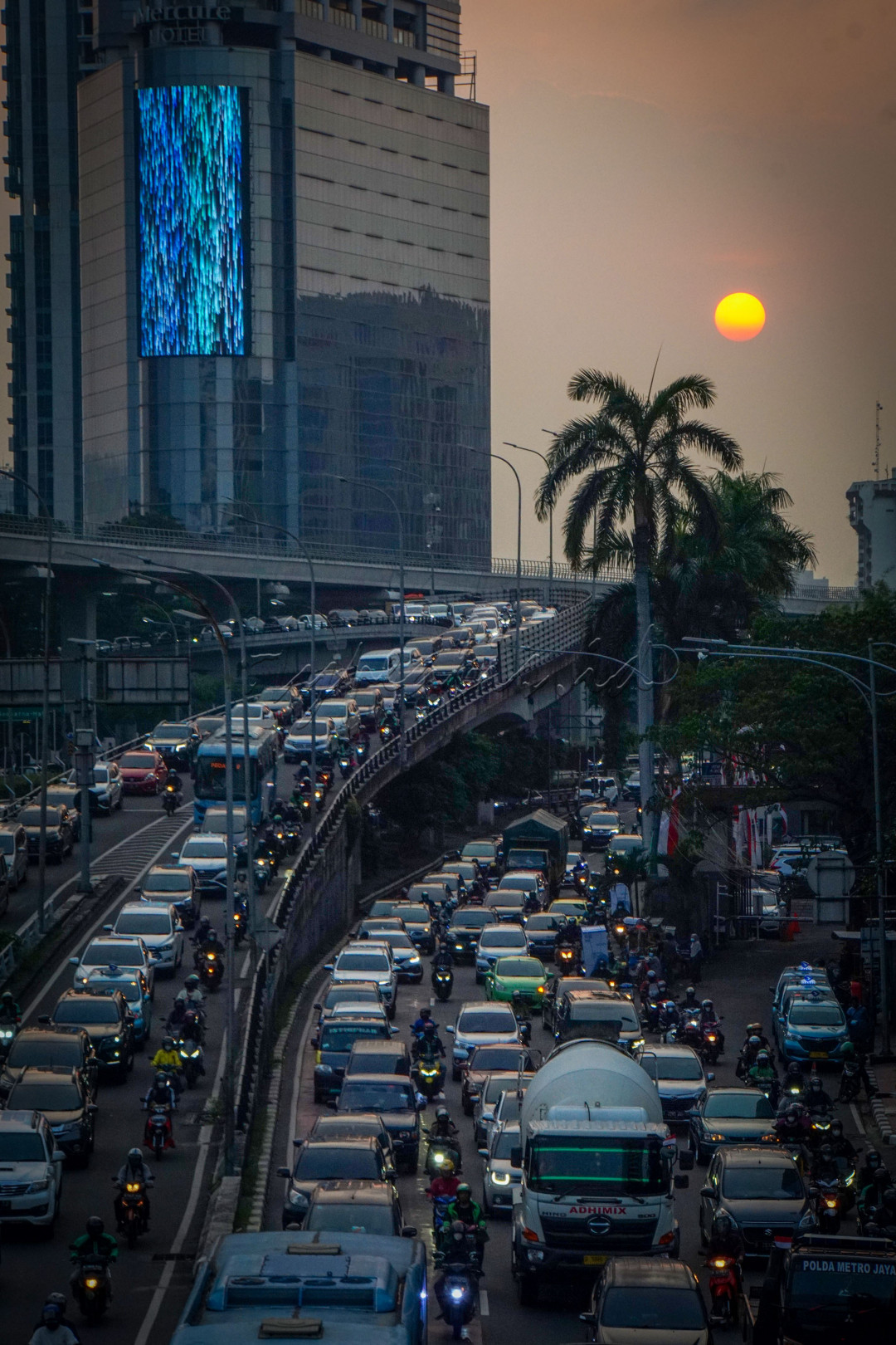 Jakarta yang dikenal dengan kota super sibuk yang memiliki aktifitas padat kegiatan bagi warganya, sering kali menyuguhkan kegiatan yang cukup membuat mental kita terlatih yang bergelimang dengan segala aktifitas di jalan raya.