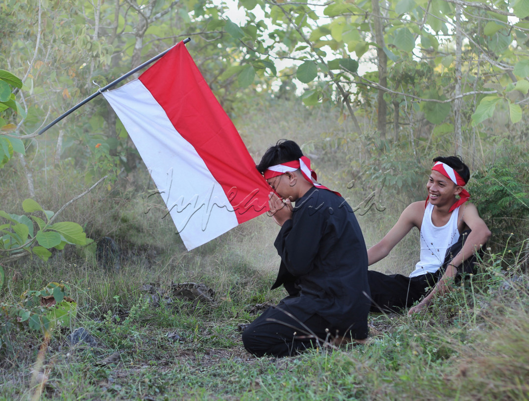 Sebuah Ungkapan Bangga untuk Negeri Indonesia atas Perjuangan Kemerdekaan.<br />
Lokasi : Bangkalan, Madura, Indonesia
<div>Waktu pengambilan:&nbsp; 20 Juli 2021
<div>Kamera : DSLR Canon 1200D</div>
</div>