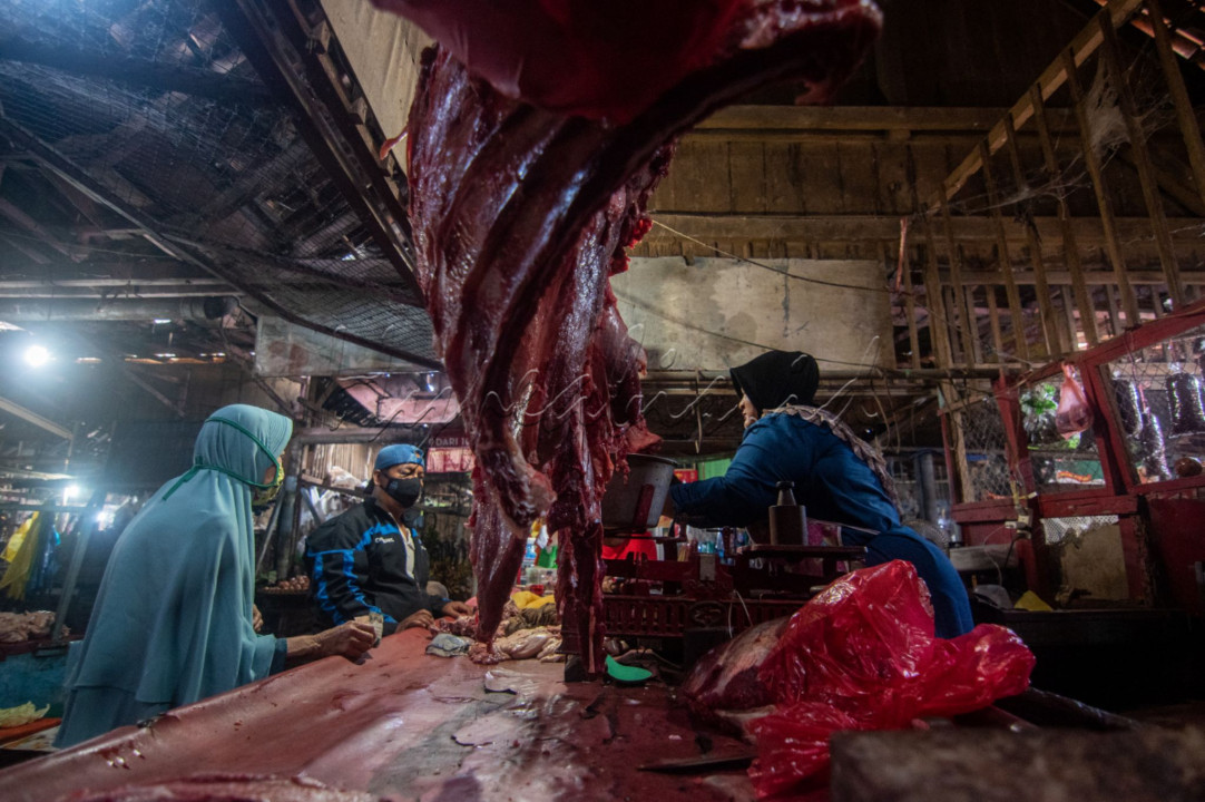 Dimasa pandemi covid 19 ini, pedagang daging sapi tetap berjualan demi menghidupi kehidupan kedepannya bersama keluarga dirumah. Untuk itu, merdeka untuk menjaga ekonomi keluarga tak ada kata menyerah meskipun lagi masa PPKM seperti ini di Kota Probolinggo<br />
????