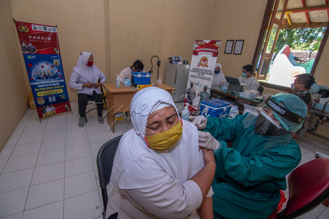 Merdeka menurut q bisa juga dengan&nbsp; pelaksanaan vaksinasi COVID-19 bertujuan untuk memutus rantai penularan penyakit dan penanggulangan wabah COVID-19.&nbsp;Vaksin COVID-19 bermanfaat untuk memberi perlindungan tubuh agar tidak jatuh akibat COVID-19 dengan cara merangsang atau merangsang kekebalan spesifik dalam tubuh dengan pemberian vaksin.