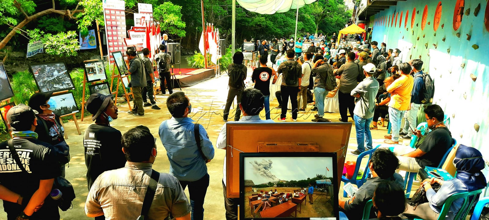 Masyarakat pemukiman Kampung Sejahterah antusias berbaur dan bergembira dalam acara pelantikan dan pameran foto pengurus pewarta foto indonesia medan. Kampung Sejahtera merupakan salah satu kampung yang berada di tengah Kota Medan , sebelumnya kampung kampung tersebut mendapat gelar kampung narkoba karena maraknya peredaran narkoba di kawasan tersebut, namun dengan tekat dan motivasi pemudanya untuk merdeka dari narkoba dan tidak terlepas dari peran Pewarta Foto Indonesia Medan yang selalu melakukan kegiatan positif seperti pelatihan fotografi dan lomba foto aktivitas warga untuk mengurangi&nbsp; dan mencegah pemuda pemudi dari ketergantungan dari narkoba
