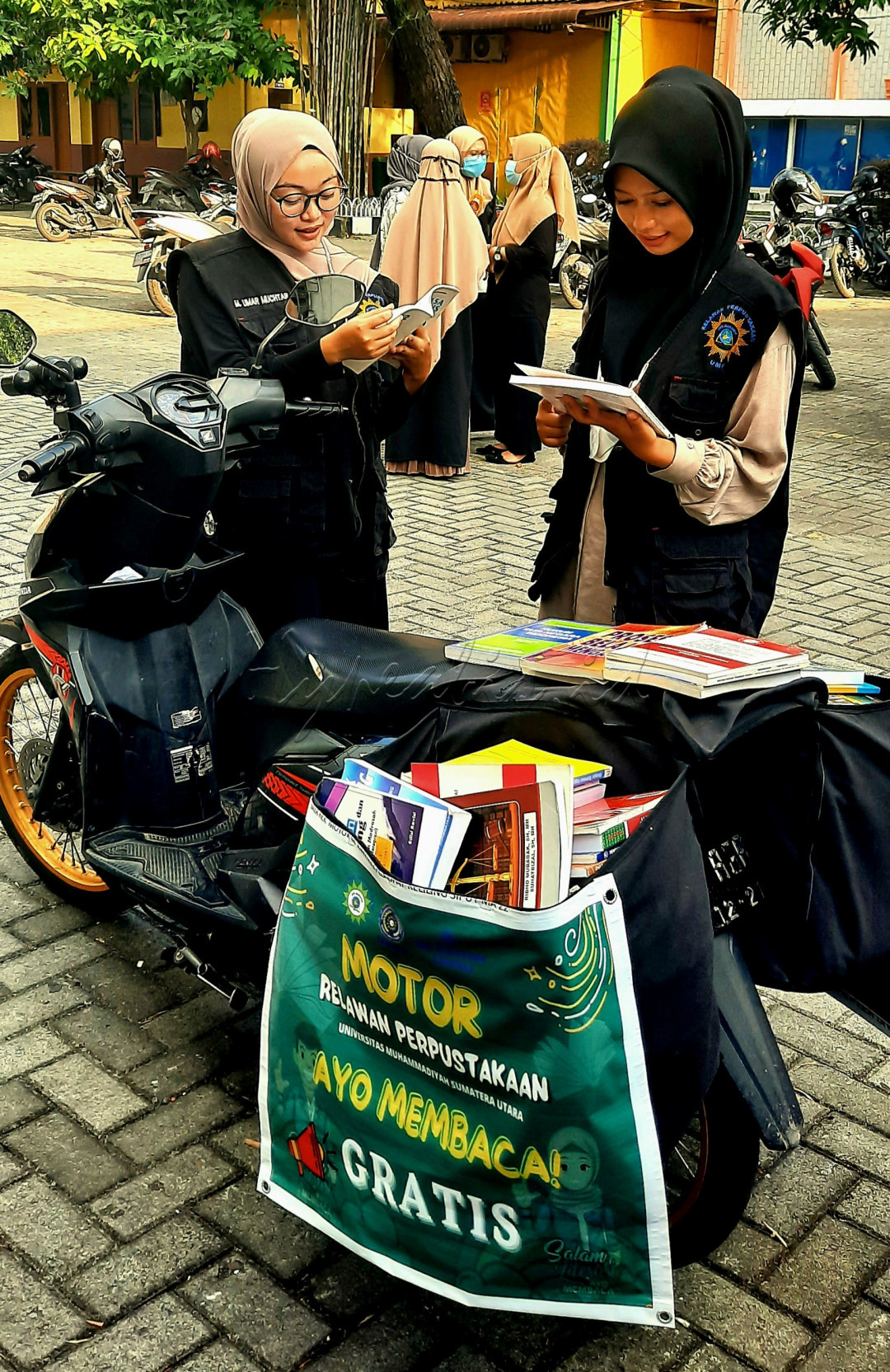 Sejumlah mahasiswa tergabung dalam relawan perpustakaan keliling yang di fasilitasi Universitas Muhammadiyah Sumatera Utara melakukan aktivias mengantar berbagai jenis buku bacaan kepada warga seputar kampus bahkan pelosok desa untuk menyajikan bacaan buku secara geratis. Pada saat pandemi covid 19 para relawan aktif mengunjungi pelajar dan mahasiswa dari rumah kerumah untuk.memberikan hiburan bacaan buku secara geratis sebagai cara rileks dalam kondisi PPKM dampak dari wabah covid 19.