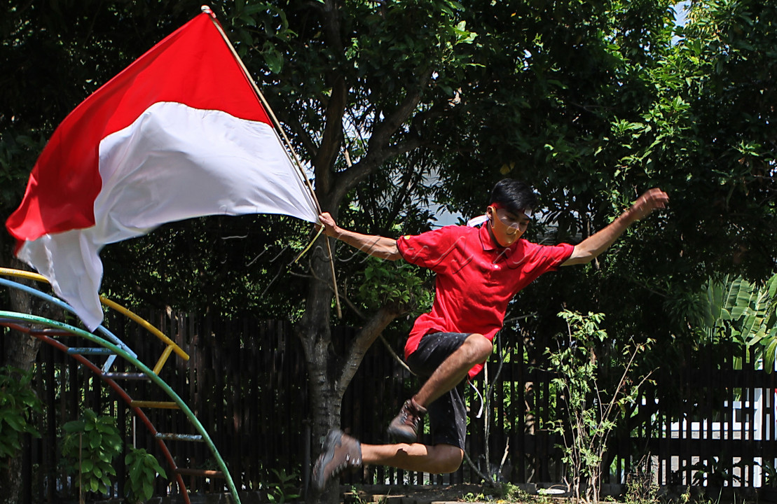Dengan sifat yang jujur, bersemangat, dan berani. Laksana kesatria Merah Putih itulah kita bangsa Indonesia. Rawe-rawe rantas malang-malang putung - menjadi semboyan segala sesuatu yang merintangi maksud dan tujuan harus disingkirkan.<br />
<br />
Merdeka dari Covid, Bangsa Indonesia!!!<br />
Niat suci berjuang di masa pandemi. Janganlah yang ada memperdebatkan Sang Merah Putih ini.&nbsp;Sangatlah penting bagi aku, kamu dan seluruh bangsa ini dalam mengelaborasi setiap persoalan krusial, termasuk soal pandemi Covid 19. Merah Putih adalah sebab kelahiran manusia merdeka.