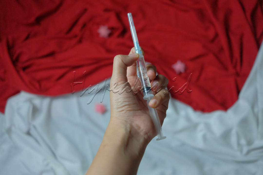 Dunia sedang tidak baik-baik saja. Belakangan kasus covid kian meningkat. Berbagai upaya telah dilakukan baik oleh pemerintah, maupun berbagai lapisan masyarakat dalam memerangi virus tersebut.<br />
<br />
Ditengah kekacauan yang terjadi, hadirlah vaksin sebagai senjata ampuh untuk bertahan. Menurut para ahli, semakin banyak orang yang divaksin, semakin cepat pula tercipta herd Imunity atau yang disebut dengan kekebalan kelompok.<br />
<br />
Vaksin memang belum dapat mencegah kita terhindar dari virus yang menelan banyak korban ini. Namun berdasarkan berbagai penelitian, vaksin mampu mengurangi berbagai resiko keparahan, rawat inap bahkan mencegah kematian bagi penderitanya.<br />
<br />
Marilah kita berikhtiar agar segera terbebas dari Covid. Yuk kita vaksin !!!