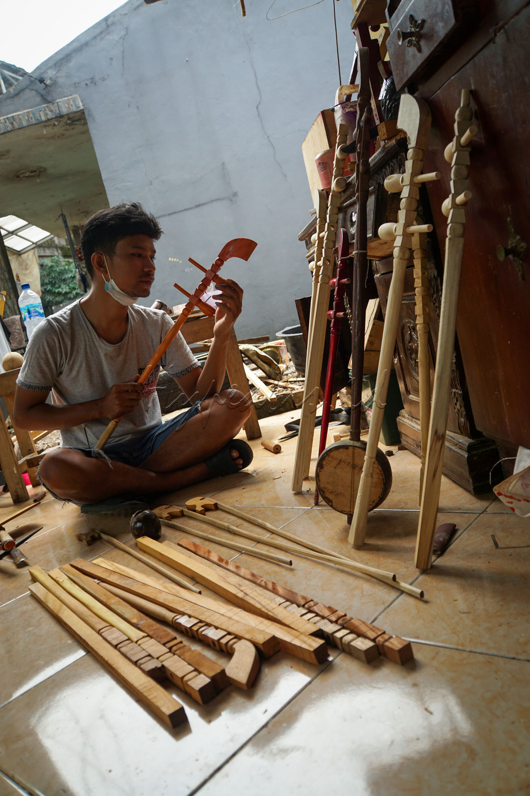 Ami adalah seorang pemain musik dan pengrajin alat musik tradisional. Sejak kecil Ami sudah tertarik untuk belajar bermain alat musik tradisional seperti Kendang Jaipong dan alat musik gesek tradisional khas Betawi bernama Kongahyan, Tehyan, dan Sukong.