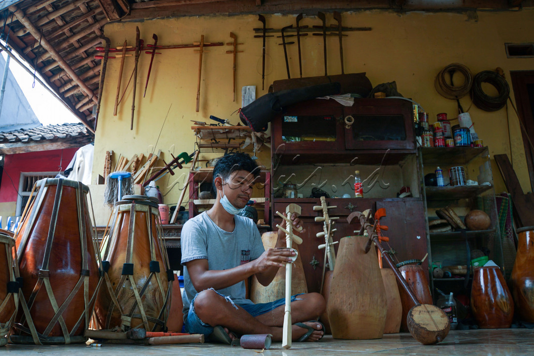 Kecintaan Ami terhadap musik membuatnya sering menerima tawaran untuk bermain di event musik. Dengan pengalamannya sebagai pemain musik membuat Ami belajar memperbaiki alat musiknya sendiri ketika alatnya mengalami kerusakan. Dari situ Ami memberanikan diri untuk merintis usahanya sebagai pengrajin alat musik tradisional khususnya alat musik gesek tradisional Kongahyang, Tehyan, dan Sukong khas Betawi.