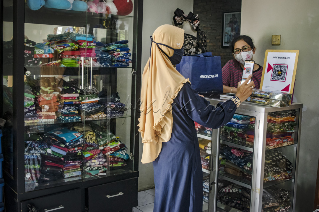 Ketika Pandemi melumpuhkan hampir semua sektor, banyak yang harus berubah agartetap bisa bertahan. UMKM salah satunya. Sebagai penyangga sektor perekonomian, UMKM dituntut untuk bisa tetap bertahan meski di masa sulit. Salah satu hal yang bisa dilakukan adalah dengan melakukan adaptasi baru di bidang pemasaran dan sistem pembayaran. Pemasaran secara online bisa jadi plihan aman dan bijak. Pun dengan sistem pembayaran. Sistem pembayaran dengan uang elektronik dinilai ampuh sebagai solusi untuk tetap bisa melakukan transaksi tanpa harus melakukan kontak langsung antara pembeli dan pedagang.