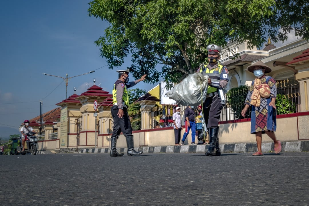 Sebagai Polisi yang bertugas sebagai pelayan dan pengayom masyarakat, melaksanakan tugas di lapangan sudah menjadi bagian dari keseharian. Saat Pandemi sekarang ini, kewajiban itu tetap harus dilaksanakan, meski dengan tata cara baru. Dengan melaksanakan Adaptasi baru dan prokes ketat, Polisi tetap bisa melayani masyarakat dengan sebaik baiknya
