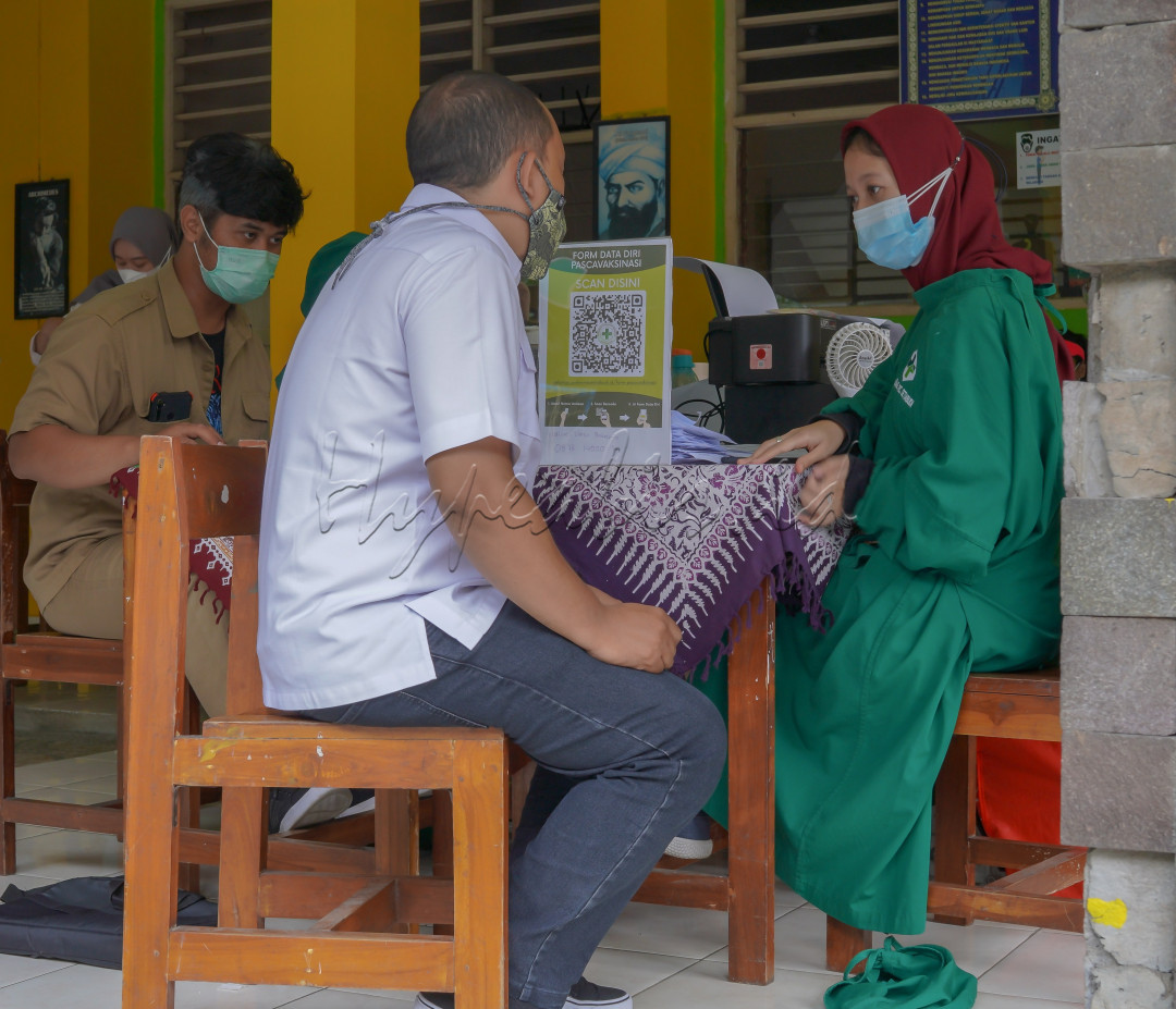 Vaksin adalah syarat utama bebas dari pandemi covid. Jika mayoritas rakyat Indonesia telah divaksinasi, maka akan tercipta herd immunity sehingga virus covid tidak membuat bahaya fatal lagi dan lebih cepat-mudah diatasi.<br />
<br />
Namun bukan berarti setelah vaksin maka bebas untuk tidak taat prokes cegah covid. Prokes ketat harus terus dijalankan sampai Pemerintah mengumumkan bahwa pandemi telah berhasil diatasi.&nbsp;<br />
<br />
Ayo semangat untuk vaksin demi kesehatan dan keselamatan diri sendiri dan keluarga. Juga tetap semangat melaksanakan prokes untuk mencegah tertular dan menulari orang lain.<br />
<br />
Vaksin dan prokes adalah jalan utama untuk merdeka dari pandemi dan bebas dari tekanan ekonomi.&nbsp;