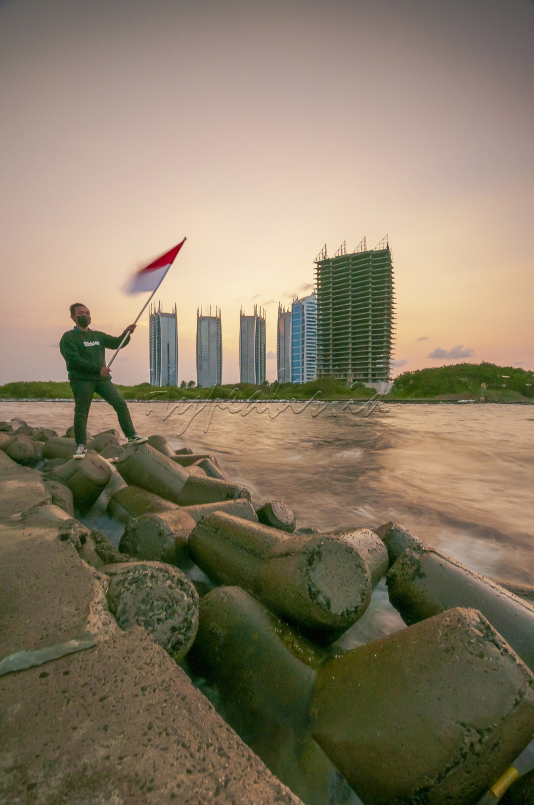 Pandemi dan Covid... Itulah yang saat ini kita hadapi dari tahun 2020 dan mulai membuat kita merasa Bosan..<br />
<br />
Tetapi Bulan Agustus adalah Bulan Kemerdekaan, Bulan kemenangan.. Oleh karena itu, saya dan teman-teman ingin memperlihatkan Bahwa Kita Saat ini bisa Merdeka dari Covid 19 walau tetap memperhatikan 6M.. Merdeka saat ini yaitu kita sudah bisa mulai bekerja kembali, bisa melakukan aktivitas walau terbatas dan tidak dikurung dirumah seperti melakukan isolasi.. Dan yang paling utama di Agustus ini, Bendera Kesayangan dan kebanggan kita Merah Putih tetap harus berkibar...