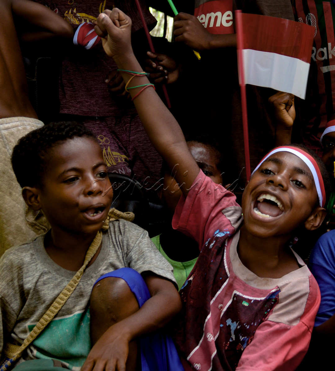 Sa papua sa indonesia sa darah merah sa tulang putih kitong semua saudara, perbedaan bukan alasan kitong tidak bersatu.&nbsp;
<div>&nbsp;</div>

<div>Gambar diambil menggunakan kamera DSLR Canon 250D, Tanggal 13 Agustus 2021</div>

<div>&nbsp;</div>

<div>Lokasi: Kampung Mandiri Jaya, Kelurahan Wania, Kabupaten Mimika, Papua.&nbsp;</div>
