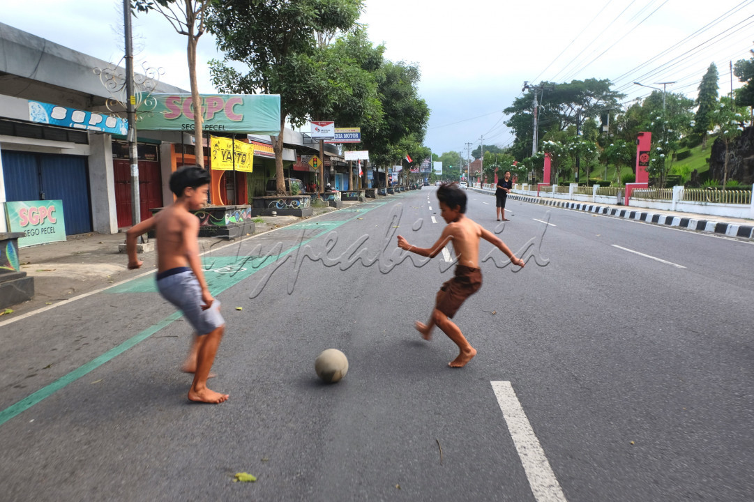 Disaat pelaksanaan&nbsp; PPKM dan diberlakukannya penyekatan,ada beberapa titik jalan raya yg ditutup total dan digunakan anak anak untuk bermain.sepakbola<br />
Mereka bebas berekspresi dengan keciriaan dan kebahagiaan