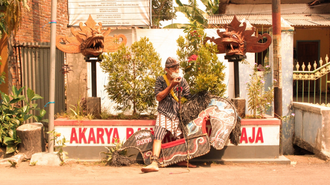 Dalam menghadapi segala cobaan di dalam pandemi ini banyak seniman yang merana tidak ada pendapatan yang di dapatt, kesenian di berhentikan, sampai banyak para seniman yang mengamen agar bisa mencukupi kebutuhan sehari harii&nbsp;
