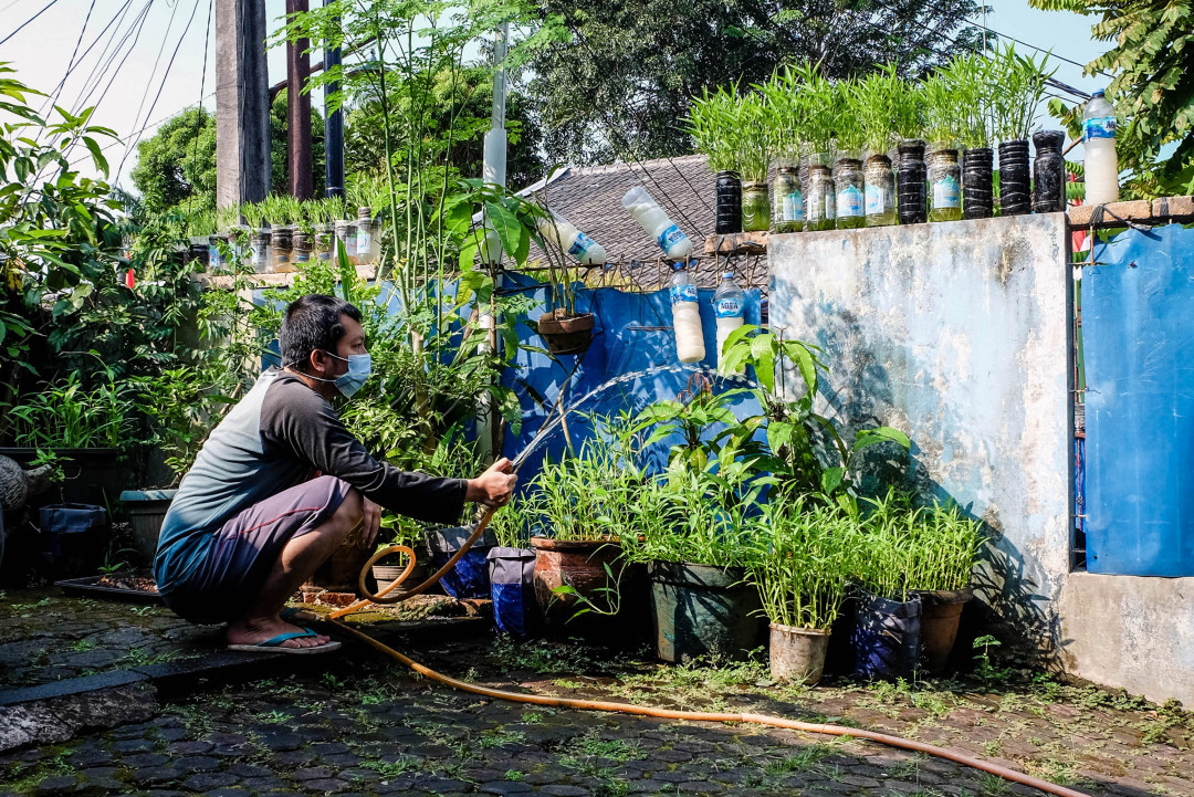 Kalau dulu nongkrong itu di kafe, ngemil sambil ngobrol sama teman. Kalau sekarang nongkrong edisi pandemi, cukup di halaman rumah sambil siramin tanaman dan berjemur di bawah matahari pagi.<br />
&nbsp;
