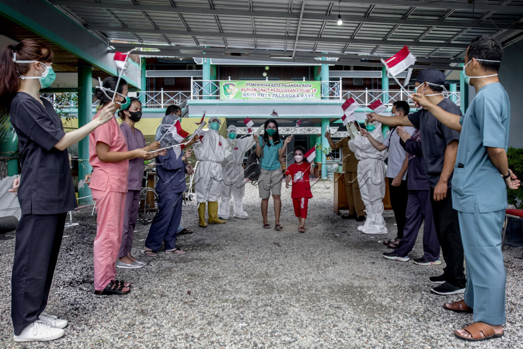 Para tenaga kesehatan (nakes) memberikan ornamen bendera Merah Putih kepada pasien yang dinyatakan sembuh sebelum meninggalkan lokasi isolasi rumah sakit (RS) perluasan RSUD Kota Palangka Raya di Hotel Batu Suli, Senin (16/8). Para nakes yang memakai alat pelindung diri maupun tidak, melambai-lambaikan tangan sembari memegang bendera. Para nakes yang berbaris di pintu keluar dan bersorak &ldquo;Merdeka dari Covid-19. Merdeka dari virus Corona&rdquo;.<br />
Ornamen bendera Merah Putih diberikan kepada pasien yang sudah negatif Covid-19 dan diperbolehkan pulang. Bendera diberikan kepada pasien yang dinyatakan negatif Covid-19 pada 16-17 Agustus.<br />
&nbsp;