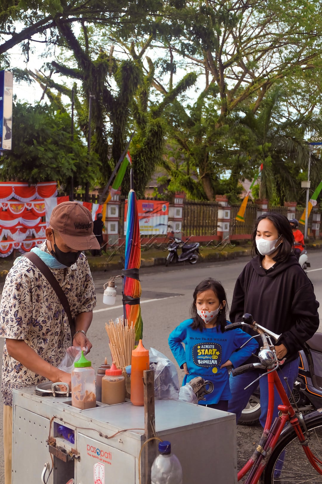 Ditengah Pandemi seperti saat ini para pedagang kecil mulai kembali bangkit, dengan tetap menjaga protokol kesehatan, pedagang tetap berjualan dengan sistem take away.<br />
Semoga Indonesia lekas terbebas dari pandemi, agar perekonomian kembali normal.
