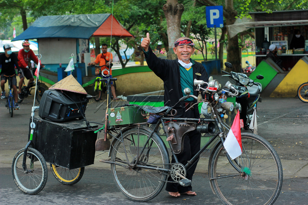 Mereka Ala Aku adalah foto ekspresi kemerdekaan ala seorang&nbsp; pesepeda yang mempunyai komunitas sepeda jadul atau tua dengan atribut sesukanya
