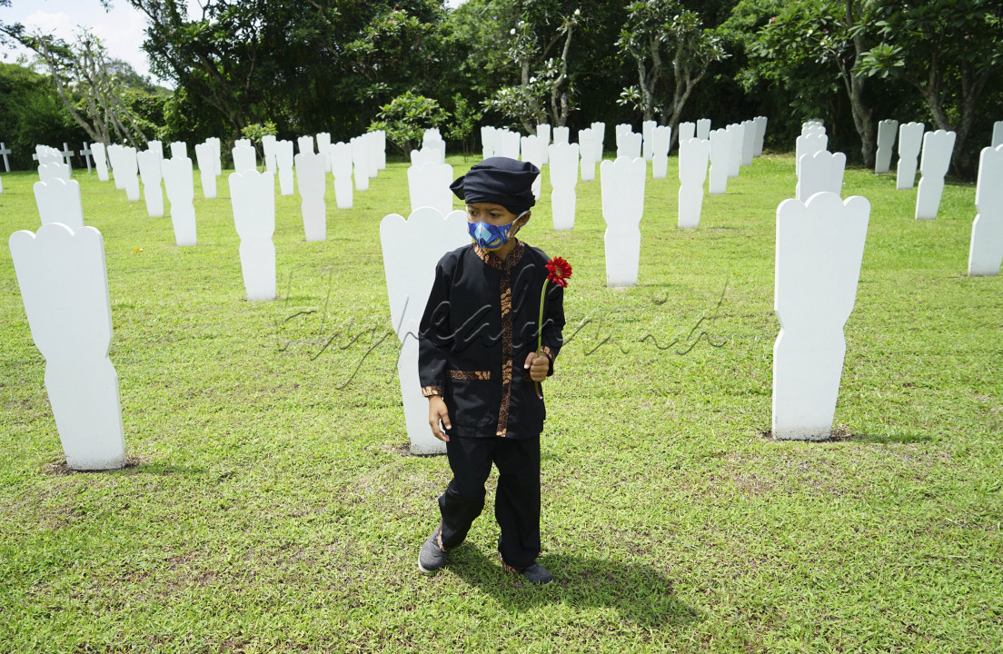 Anak-anak menaburkan bunga saat ziarah Hari&nbsp;Pahlawan&nbsp;di Taman Makam&nbsp;Pahlawan&nbsp;(TMP) Cikutra, Jalan Cikutra, Kota Bandung.&nbsp;Kegiatan yang diinisiasi oleh komunitas penggiat sejarah Kelompok Anak Rakyat (Lokra) dan Yayasan&nbsp;Oorlogsgravenstichting&nbsp;Indonesia ini digelar untuk memperingati Hari&nbsp;Pahlawan&nbsp;pada 10 November. Sebelumnya peserta kegiatan ini melakukan upacara di Komplek Pemakaman Kehormatan Ereveld Pandu, Jalan Pandu, Kota Bandung.<br />
<br />
Didampingi keluarga, tokoh budaya dan sejarah, anak-anak berziarah di makam&nbsp;pahlawan&nbsp;yang gugur di masa perjuangan. Di sela-sela kegiatan, anak-anak mendapat pemaparan sejarah dari relawan Lokra. Selain sebagai bentuk penghormatan pada jasa-jasa para pejuang, kegiatan edukatif ini memberikan pengalaman historis pada anak-anak untuk meneladani nilai perjuangan dan mengisi hari kemerdekaan.<br />
&nbsp;