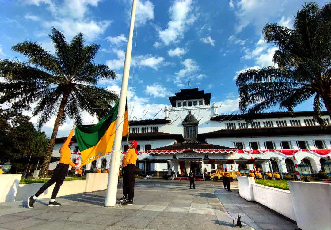 Pasukan Pengibar Bendera Pusaka (Paskibraka) Jabar tengah berlatih pengibaran bendera pada HUT Ke-76 Kemerdekaan RI di depan Gedung Sate, Bandung. Berlatih dan memastikan untuk memberikan yang terbaik di hari sakral dan sangat bersejarah akan kemerdekaan Indonesia.