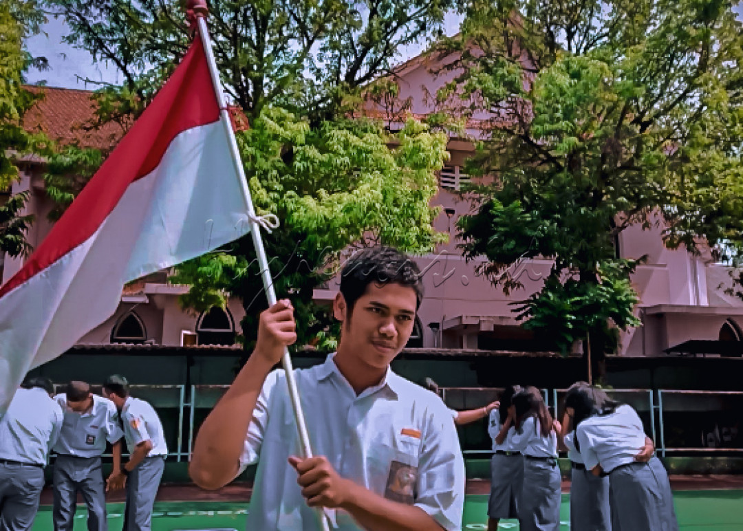 Siapa sangka konsep diorama yang kami ciptakan awal tahun lalu masih sangat "relate" dengan keadaan dan kondisi mental para Pelajar dan Mahasiswa&nbsp; Indonesia hingga kini. Memang tidak menyeluruh namun dampaknya cukup terasa bagi perkembangan mutu pendidikan formal di nusantara.<br />
<br />
Canda gurau senyumanmu,kalian bahkan mereka semua yang masih bersekolah dan jenjang perkuliahan adalah salah satu aset langka yang patut kita syukuri dan pantas kita jaga bersama dengan semaksimal mungkin.<br />
<br />
kalian berhak untuk bersedih atas struggle/problematika yang kalian hadapi hingga detik ini. Aku mengerti.<br />
Namun kalian berhak pula untuk berbahagia. Kita serupa.<br />
<br />
Jangan biarkan dukamu sia sia,<br />
Saatnya merdeka dari Covid-19,<br />
Ayo kalian pasti mampu.<br />
Indonesia rindu senyum tawamu<br />
[warm hug]<br />
&nbsp;