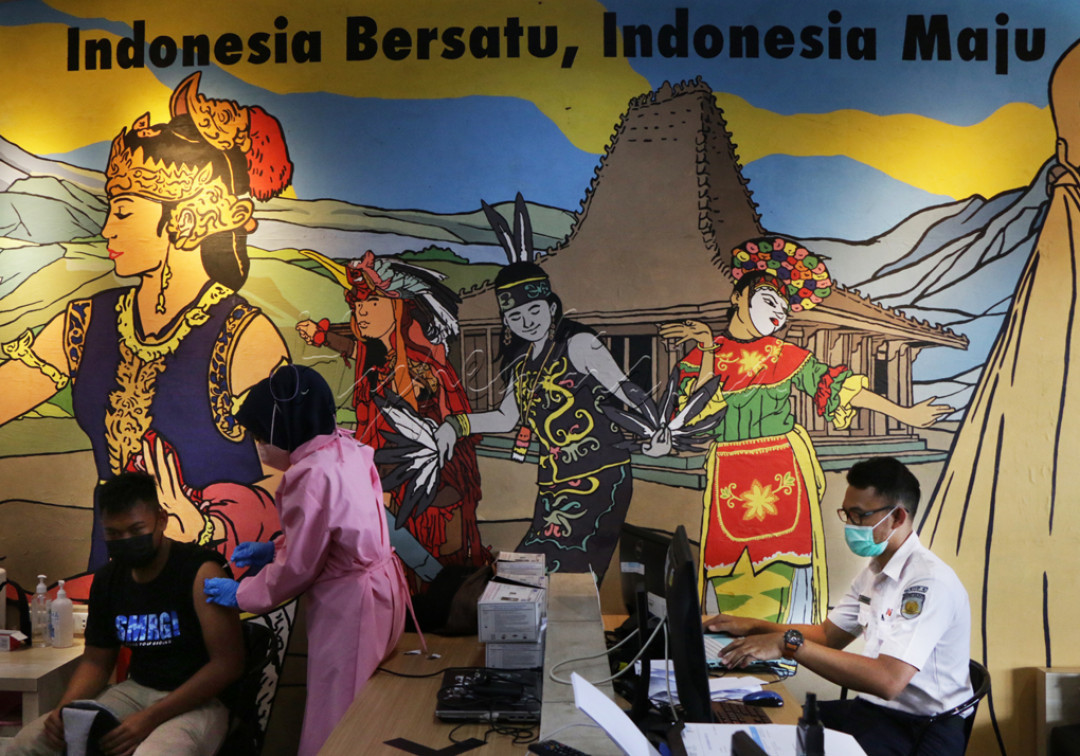 Sejumlah Penumpang Kereta Api yang akan melakukan perjalanan jarak jauh sedang melakukan vaksinasi di stasius semarang tawang(9/8/2021).Pihak Kereta Api menyediakan vaksinasi gratis