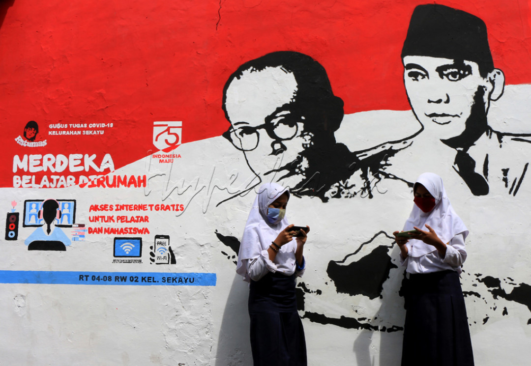 Pelajar SMP belajar Daring di Kampung Internet Gratis di Kelurahan Sekayu Kota Semarang