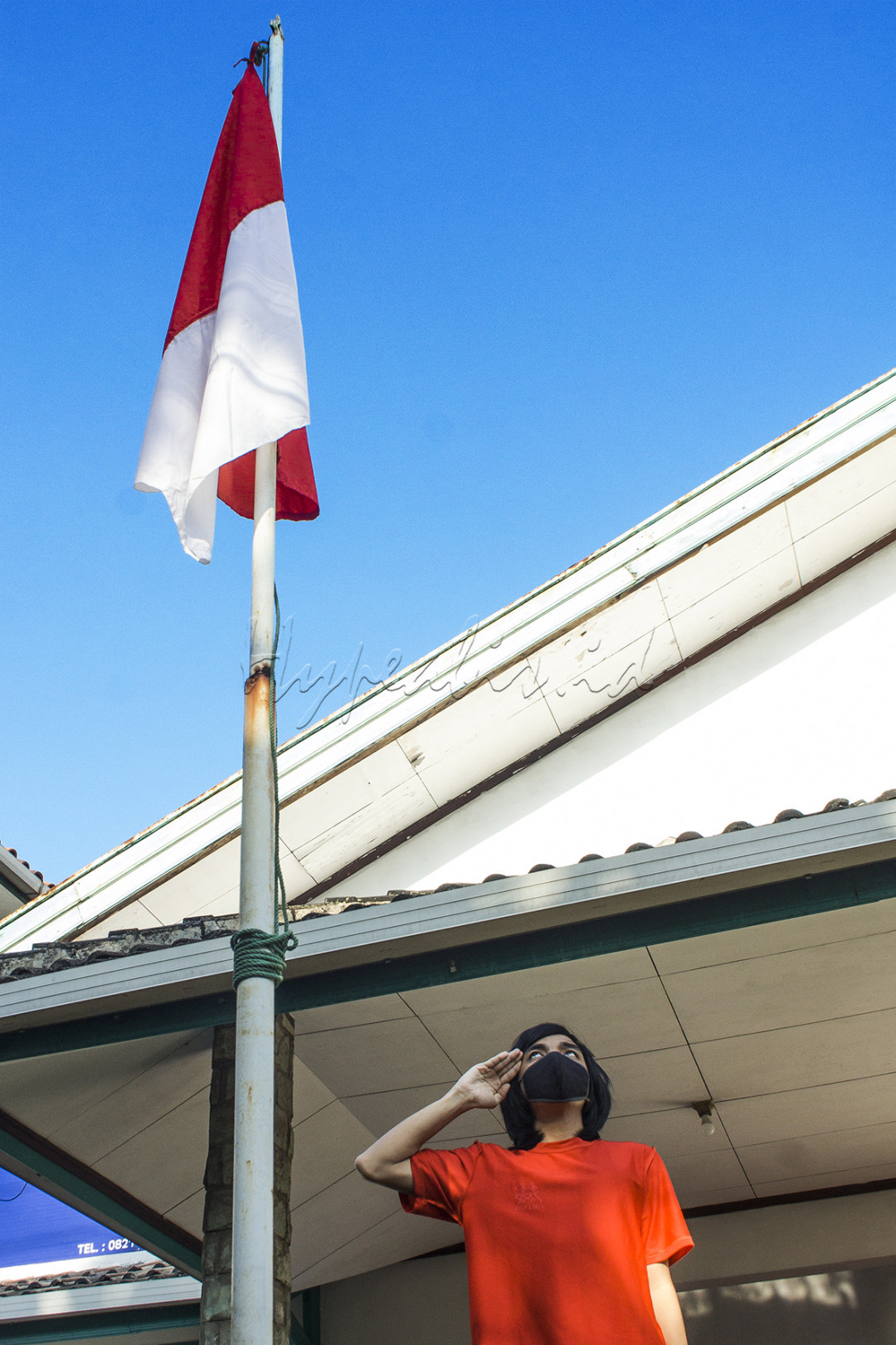 Bagi sebagian orang saat ini merdeka adalah tentang hal yang sangat sederhana, yaitu menghirup udara segar dan berjemur di bawah sinaran matahari. Mengapa demikian? Karena masih banyak warga di Indonesia yang terpaksa mengurung diri di dalam kamar selama menjalani isolasi mandiri. Begitu pula dengan mereka yang terbaring di fasilitas-fasilitas kesehatan serta mereka yang masih terus berjibaku menyelematkan nyawa-nyawa manusia di ruang-ruang perawatan.<br />
<br />
Ketika kita bisa dengan leluasa menghirup udara segar di pagi hari, apalagi sambil berjemur, maka rasanya menyenangkan sekali. Sebuah rasa merdeka yang selama ini dianggap sepele, namun begitu berarti di masa pandemi ini.<br />
<br />
Maka dari itu, janganlah kita lupa bersyukur atas nikmat yang telah diberikan Tuhan Yang Maha Esa. Apapun bentuknya dan seberapa besar pun nikmatnya.<br />
<br />
Terus terapkan pola hidup sehat dan patuhi anjuran protokol kesehatan dari pemerintah. Semoga bangsa kita bisa segera memulihkan diri dan bangkit kembali. Aamiin.