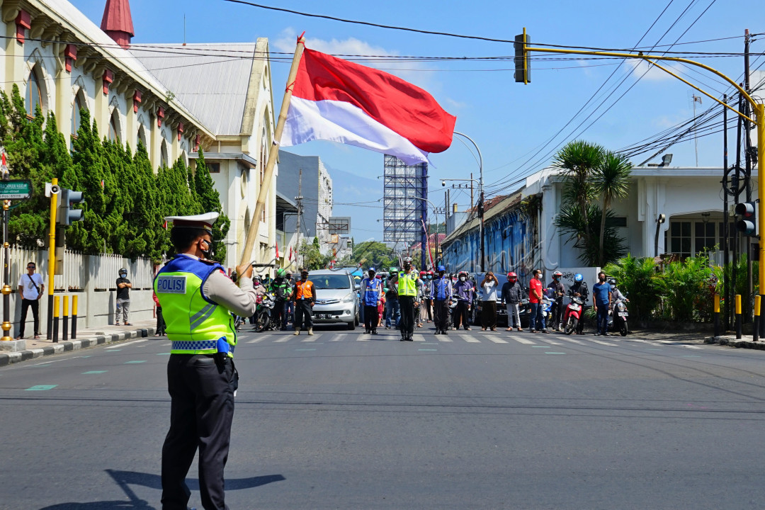 Merayakan Kemerdekaan di Tengah Pandemi
<div>Indonesia saat ini memang dilanda musibah pandemi, banyak ekonomi yang terimbas, tetapi kemerdekaan ini adalah milik masyarakat Indonesia.<br />
mereka tetap merayakan ditengah pandemi dengan suka cita.<br />
Rasa bangga bisa merayakan meski dijalan, meskipun hanya 3 menit di jam 10.17 di tanggal 17 Agustus 2021.<br />
&nbsp;</div>