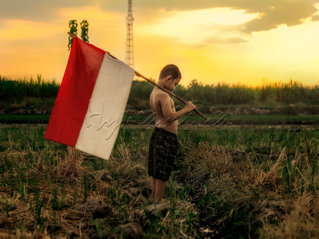 Memperkenalkan bendera Indonesia dari usia dini pada anak