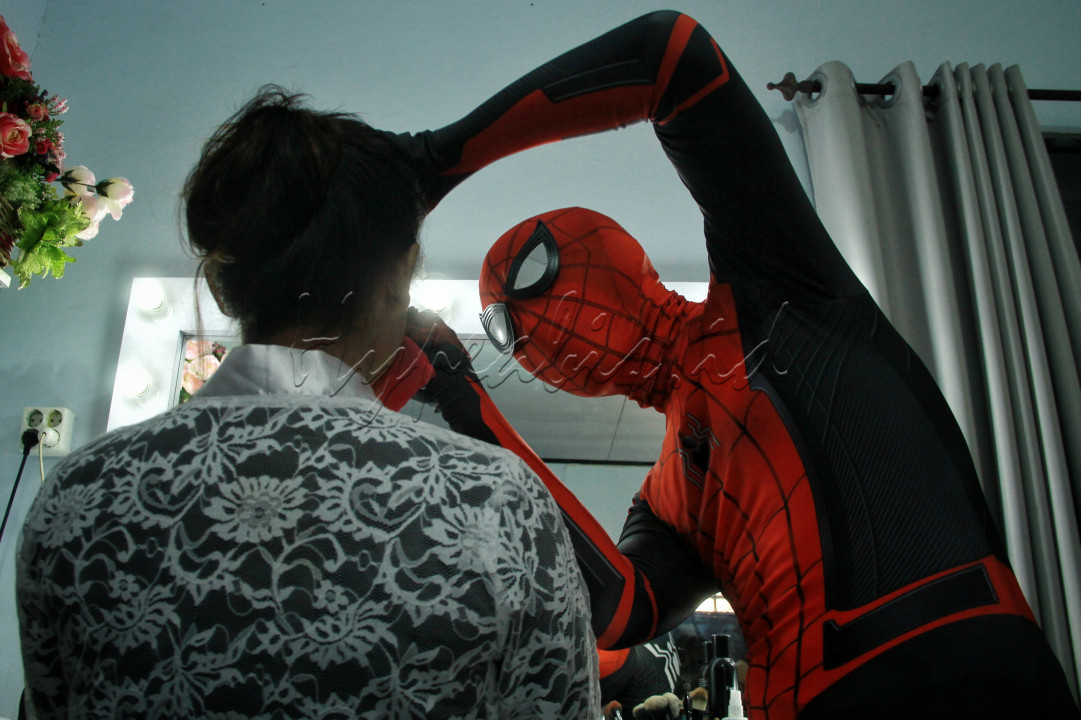 Seseorang berkostum Spiderman saat mendandani wajah model di studio Barranimakeup, Makassar 2021.<br />
Kostum Spiderman membawa rezeki untuk Barrani pemilik Studio Makeup tersebut.<br />
Ide itu muncul semenjak pandemi.&nbsp;