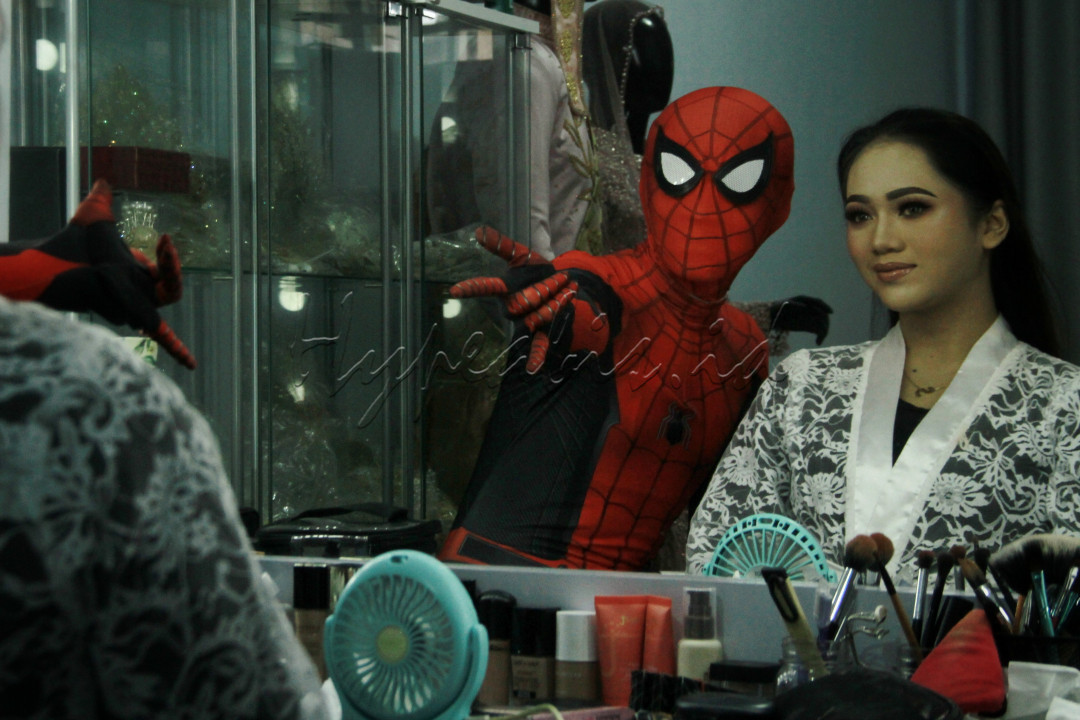 Si perias berkostum superhero berpose menembakkan jaring ala Spiderman di sela-sela aktivitas riasnya.&nbsp;<br />
????Kostum Spiderman membawa rezeki untuk "Barrani" pemilik Studio Makeup tersebut.<br />
Ide itu muncul semenjak pandemi Covid-19 terjadi.&nbsp;