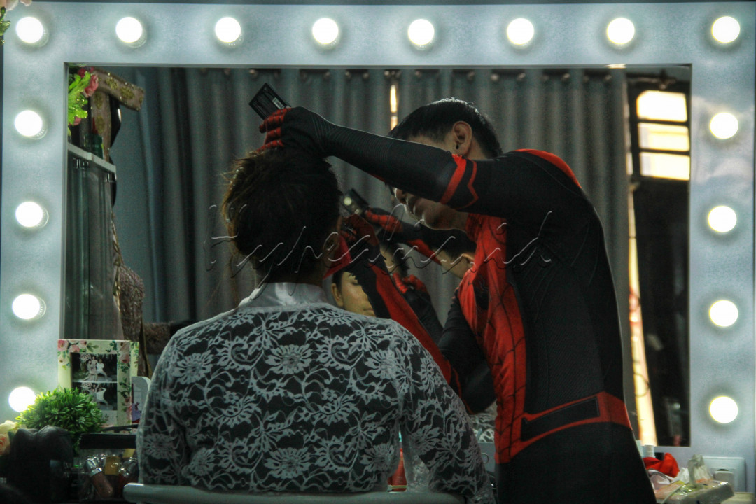 Seseorang berkostum Spiderman saat mendandani wajah model di studio Barranimakeup, Makassar 2021.<br />
<br />
Kostum Spiderman membawa rezeki untuk Barrani pemilik Studio Makeup tersebut.<br />
Ide itu muncul semenjak pandemi dan viral di media sosial.
