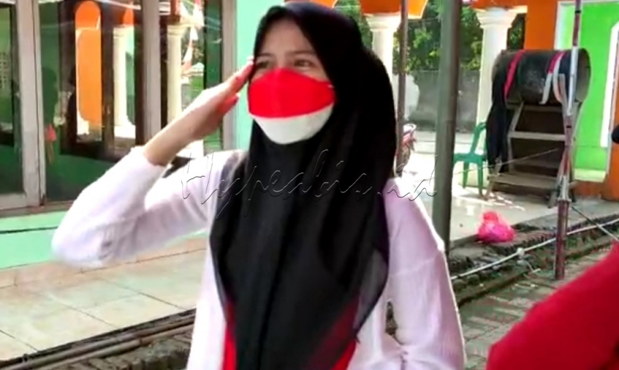 Sebelum mulai lomba menyayikan lagu Indonesia raya dan hormat bendera