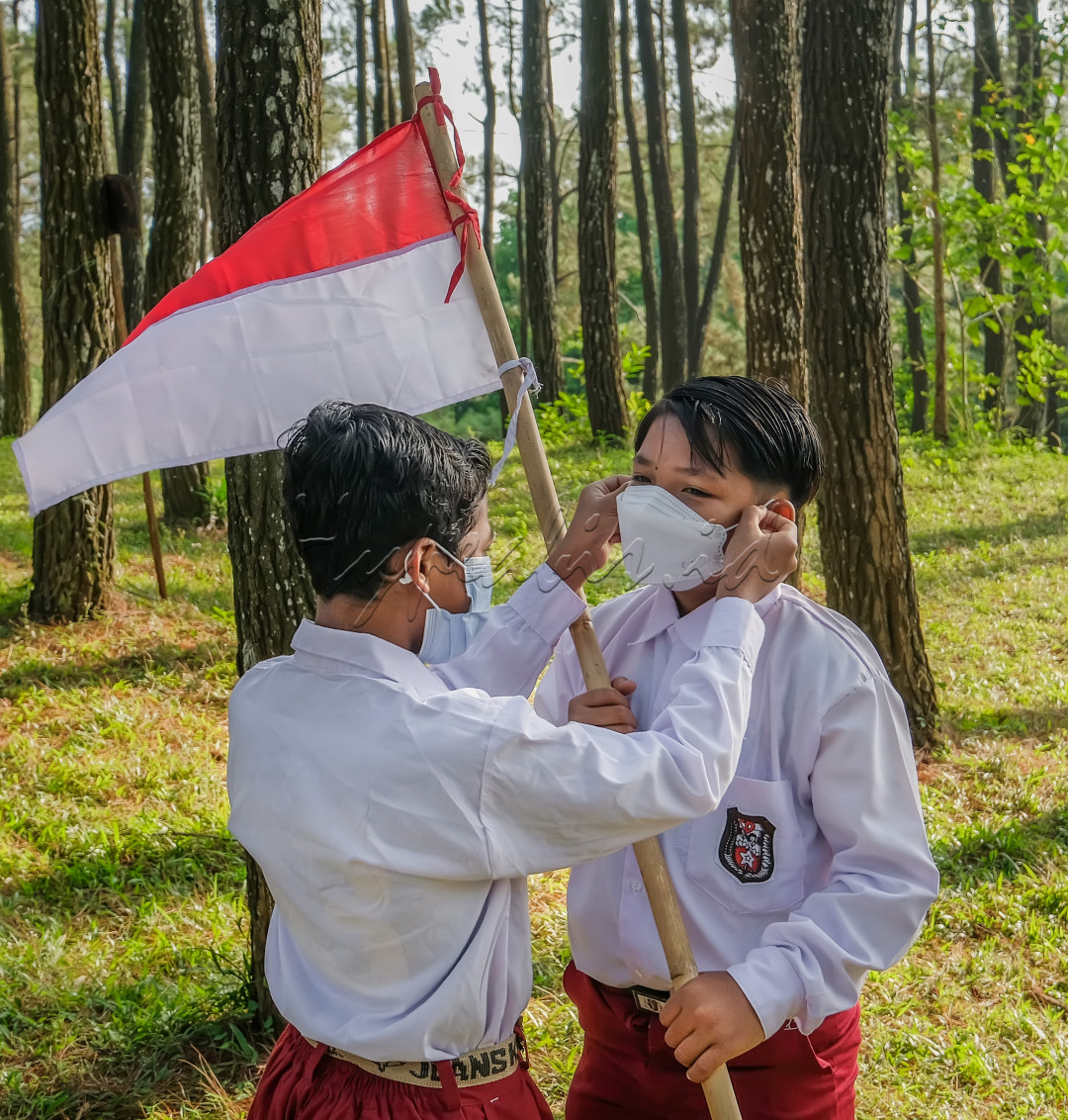 <br />
Tolong menolong merupakan budaya sejak dulu sehingga kita menjadi kuat dan tangguh, seperti saat ini ketika pandemi covid19 melanda negeri tercinta, bertepatan peringatan indonesia merdeka kita rapatkan barisan bersatu padu untuk tetap mematuhi protokol kesehatan agar musibah ini segera berakhir dan kita bisa hidup normal kembali.&nbsp;