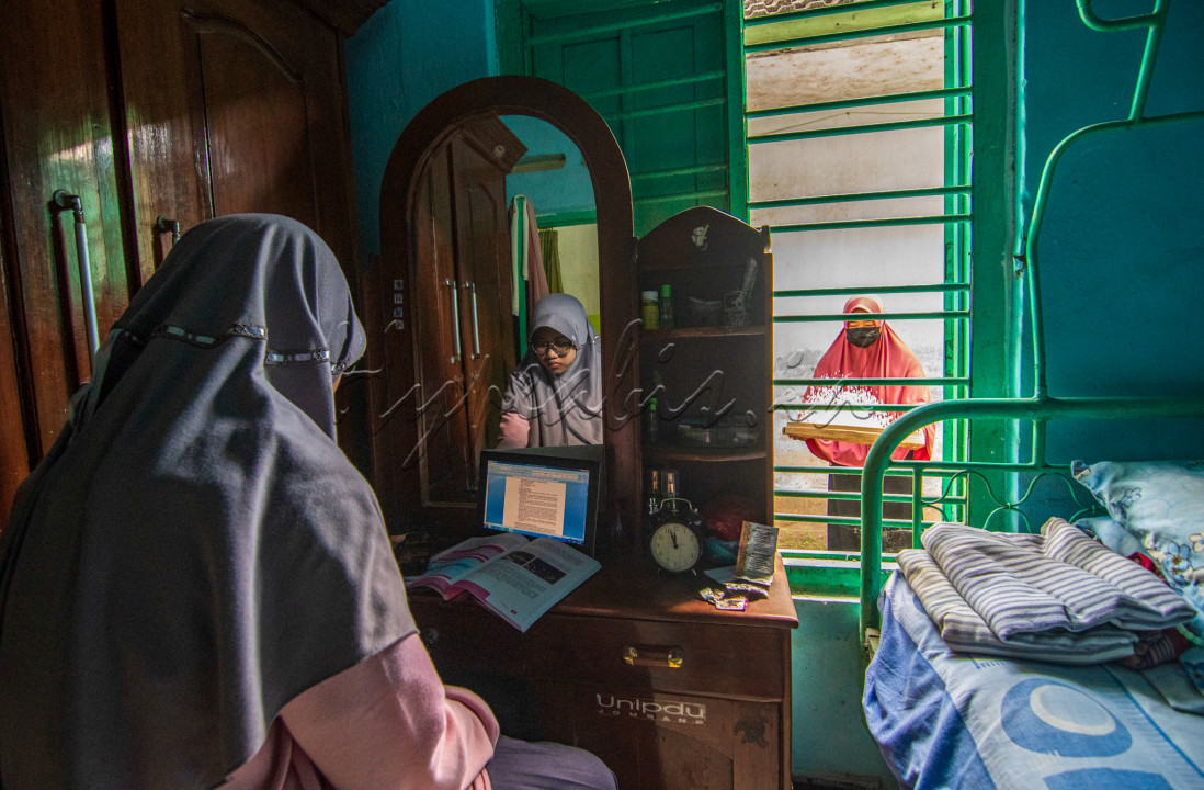 Selama pandemi ini, keluargaku selalu patuh pada setiap anjuran Pemerintah....&nbsp;<br />
Lebih banyak berada didalam rumah tapi masih tetap produktif, mulai bekerja, sekolah dan bila ada kegiatan diluar rumah selalu disiplin akan 5M....